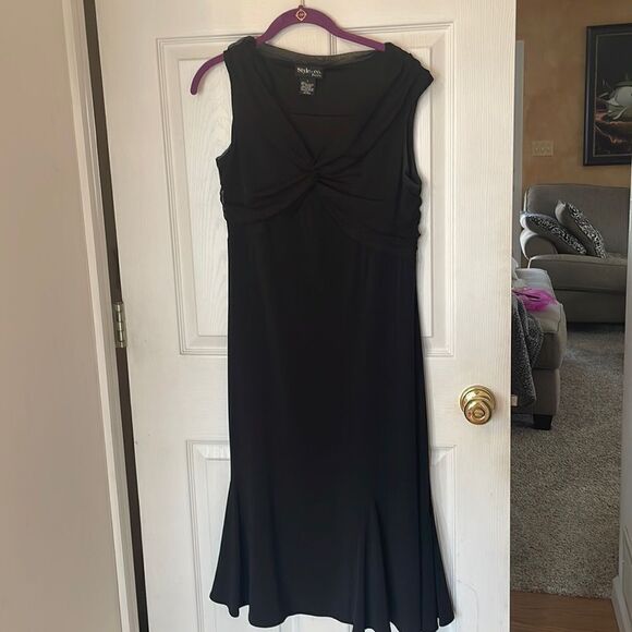 Elegant black dress  - Picture 1 of 4